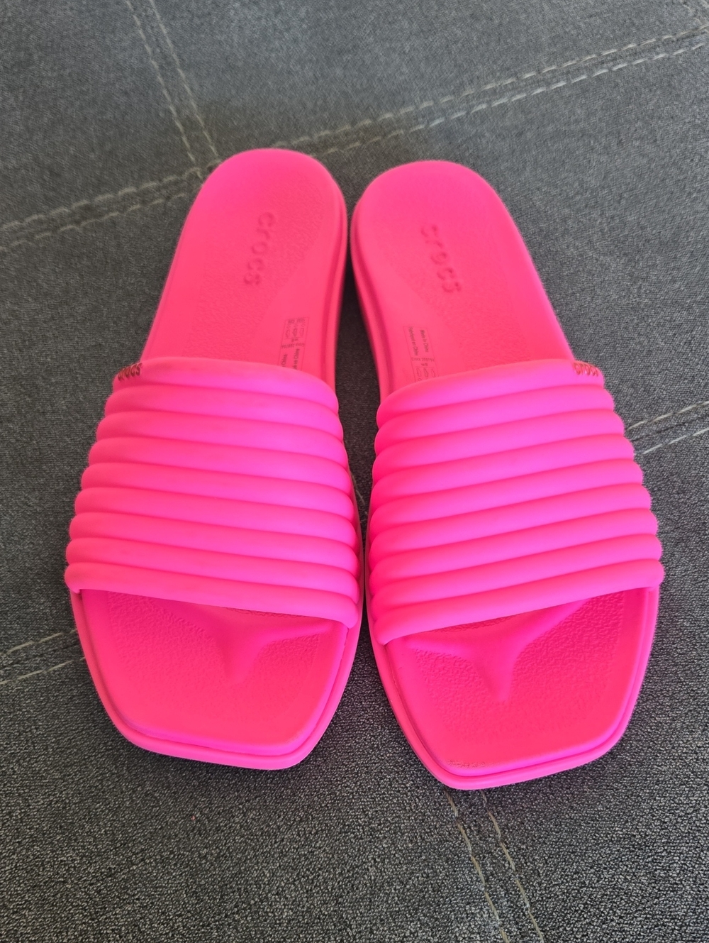 CROCS Women's 'Miami' Hot Pink Ribbed Slide Sandals
